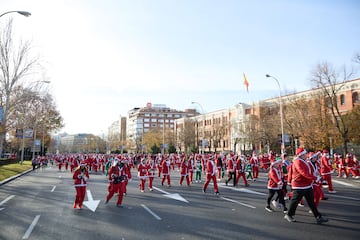 Cientos de personas durante la XIII Carrera de Papá Noel, a 22 de diciembre de 2024, en Madrid (España).