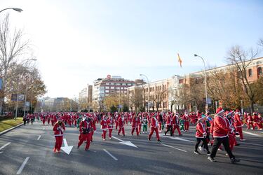 Cientos de personas durante la XIII Carrera de Papá Noel, a 22 de diciembre de 2024, en Madrid (España).