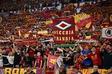 Aficionados de la Roma en el Puskás Aréna.