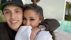 Ariana Grande y Dalton Gomez han finalizado su divorcio. La cantante debe pagarle $1,250,000 más honorarios legales.