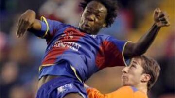 <b>LEVANTE 2 - GETAFE 0</b>. El delantero ecuatoriano del Levante Felipe Caicedo lucha un balón con el defensa del Getafe Rafa López durante el partido, correspondiente a la vigésimo primera jornada de Liga de Primera División, que ambos equipos disputan esta tarde en el estadio Ciutat de Valencia.