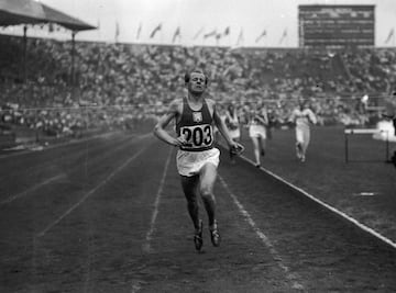 Uno de los aspectos más apasionantes del deporte es poder ver el esfuerzo y la potencia de un corredor antes de llegar a la meta. En esta imagen el checo Emil Zatopek da el zarpazo final a la carrera de los 10,000 metros en las Olimpiadas de Londres en 1948, rompiendo con el pecho la banda de llegada en tiempo récord, 29:59.6, y logrando la ovación de todo el estadio de Wembley.