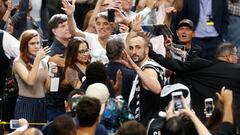 SAN ANTONIO, TX - MAY 22: (EDITORS NOTE: Retransmission with alternate crop.) Manu Ginobili #20 of the San Antonio Spurs waves as he leaves the court after the Golden State Warriors defeated the San Antonio Spurs 129-115 in Game Four of the 2017 NBA Western Conference Finals at AT&amp;T Center on May 22, 2017 in San Antonio, Texas. The Golden State Warriors defeat the San Antonio Spurs 4-0 in the Western Conference Finals to advance to the 2017 NBA Finals. NOTE TO USER: User expressly acknowledges and agrees that, by downloading and or using this photograph, User is consenting to the terms and conditions of the Getty Images License Agreement.   Ronald Cortes/Getty Images/AFP
 == FOR NEWSPAPERS, INTERNET, TELCOS &amp; TELEVISION USE ONLY ==  SALUDO 
 PUBLICADA 24/05/17 NA MA33 3COL