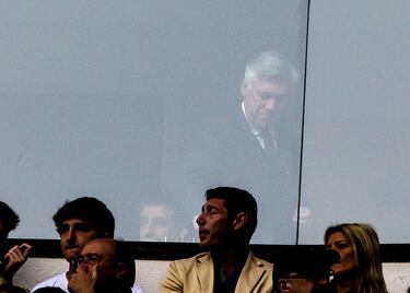 Con todo decidido sobre su futuro, los últimos partidos de Ancelotti se traducen en nueve victorias y un empate, ante el Valencia (2-2), pero no le da para ganar la Liga. Aun así, el último partido en el Bernabéu es ante el Getafe (7-3), en el que se vislumbran despedidas ilustres como la de Casillas y la del propio Ancelotti. La afición le demuestra su cariño y afecto. Días después, Florentino Pérez anuncia su salida. Preguntado por los motivos, el presidente blanco lo simplifica con un “No lo sé”… 