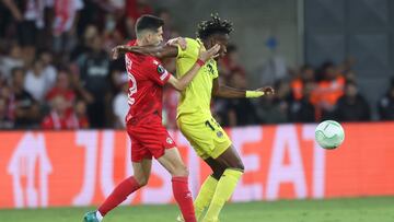 Beer Sheva (Israel), 15/09/2022.- Samu Chukwueze (R) of Villarreal in action against Helder Lopes (L) of Hapoel Beer-Sheva during the UEFA Europa Conference League group C soccer match between Hapoel Beer-Sheva and Villarreal CF in Beer Sheva, southern Israel, 15 September 2022. EFE/EPA/ABIR SULTAN