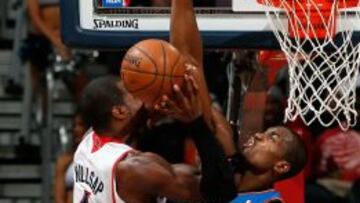 Serge Ibaka frena a Paul Millsap.
