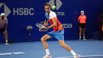 Russia's Daniil Medvedev returns the ball to Spain's Pablo Andujar during their Mexico ATP Open 500 men's singles tennis match at the Arena GNP in Acapulco, Mexico, on February 23, 2022. (Photo by PEDRO PARDO / AFP)