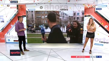 Un mendigo 'ataca' a un periodista en directo: la reacción en plató, inconcebible