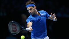 Federer se crece y pasa a semifinales primero de grupo