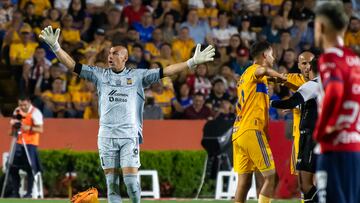 AME7793. MONTERREY (MÉXICO), 25/02/2023.- Nahuel Guzman (i) portero de Tigres reclama una jugada ante Chivas hoy, durante un partido correspondiente a la jornada 9 del Torneo clausura 2023 celebrado en el estadio Universitario de la ciudad de Monterrey (México). EFE/Miguel Sierra