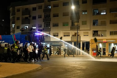 Las fuerzas de seguridad dispersan una concentración mientras las protestas lideradas por jóvenes que exigían reformas sanitarias y educativas se tornaron violentas en Salé, Marruecos.