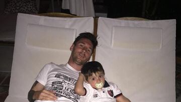Messi viste a su hijo con un polo... de Newell's Old Boys