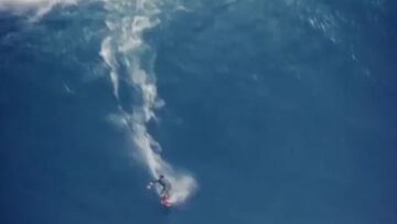 El joven surfista de 12 años Steve Roberson surfeando una ola de 15 metros en Jaws (Maui, Hawái) durante The Big Saturday, el 16 de enero del 2021.