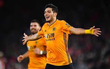 El mexicano inició su carrera con el América, se fue al Atlético de Madrid, Benfica y ahora presta sus servicios al Wolverhampton. Es el futbolista que más dinero ha movido entre sus traspasos, 73.5 millones de euros, según datos de Transfermarkt.