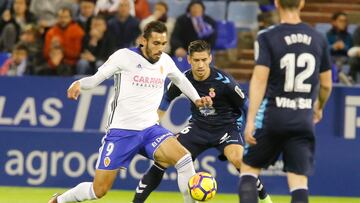 Borja Iglesias controla un balón.