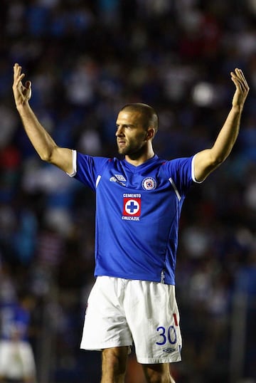 Jugó en Cruz Azul del 2009 al 2012.