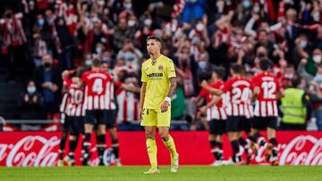 Yeremy Pino mientras los jugadores del Athletic celebran uno de los goles.