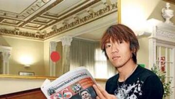 <b>FELIZ EN BARCELONA. </b>Shunsuke Nakamura posó para AS con la portada de ayer de este diario.