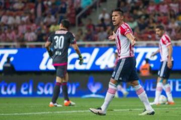 Carlos Salcedo reclama al árbitro.