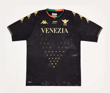 A stunning shirt from the Serie A side to celebrate their return to the top flight of Italian football with both home and away efforts from Kappa getting top marks!