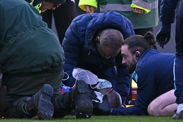 Escalofriante patada del portero Liam Roberts del Millwall de la Championship a Jean-Philippe Mateta jugador del Crystal Palace durante el encuentro de la FA Cup. Los servicios mdicos atienden al futbolista en el terreno de juego. 