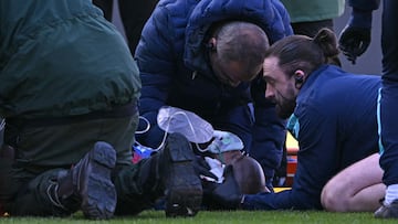 Escalofriante patada del portero Liam Roberts del Millwall de la Championship a Jean-Philippe Mateta jugador del Crystal Palace durante el encuentro de la FA Cup. Los servicios médicos atienden al futbolista en el terreno de juego.
