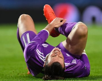 Real Madrid's Welsh forward Gareth Bale grimaces as he lies on the pitch during the UEFA Champions League football match Sporting CP vs Real Madrid CF at the Jose Alvalade stadium in Lisbon on November 22, 2016. /