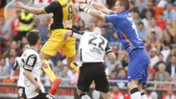 Raúl García peina el balón mientras Guaita pifia en su salida.