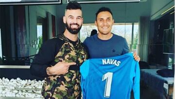 El portero del Real Madrid decidió rayar su cuerpo una vez más, acudió con el tatuador de futbolistas e incluso intercambió con él un jersey autografiado.