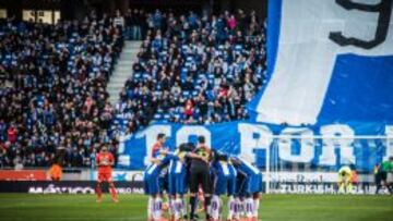 El Espanyol se conjura ante su afición antes del comienzo del partido de Liga BBVA ante el Deportivo de la Coruña.