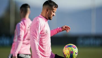 Seferovic da toques al balón durante un entrenamiento.