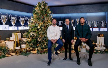 Florentino Pérez, presidente del Real Madrid junto a Sergio Scariolo, entrenador del Real Madrid de Baloncesto, y Sergio Llull y Walter Tavares, capitanes.