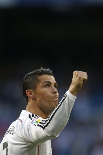 El delantero portugués del Real Madrid, Cristiano Ronaldo celebra el tercer gol marcado ante el Getafe, durante al partido correspondiente a la trigesimo octava, y última, jornada de Liga disputado entre ambos equipos en el estadio Santiago Bernabéu en Madrid. 