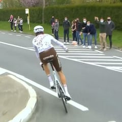 Expulsado del Tour de Flandes por dar un bidón a un aficionado