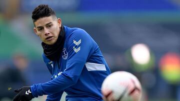 James Rodríguez durante el calentamiento antes de un partido con Everton.