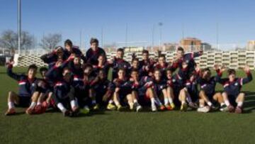 BUEN AMBIENTE. La plantilla del Juvenil A del Rayo posa para AS, entre bromas y risas, en la Ciudad Deportiva.