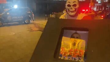 Un ataúd con la cara de Vidal: en Perú encienden el partido