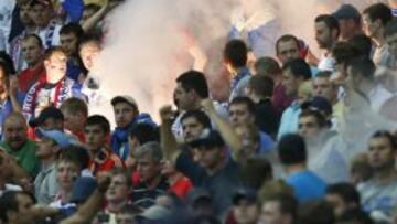 LES146 - VARSOVIA (POLONIA), 16/06/2012.- Hinchas rusos encienden una bengala en las gradas en el juego ante Grecia, durante el partido correspondiente al grupo A de la Eurocopa 2012, disputado en el estadio nacional en Varsovia, Polonia hoy, s&aacute;bado 16 de junio de 2012. Grecia venci&oacute; a Rusia 1-0. EFE/LESZEK SZYMANSKI/ EL USO DE ESTA FOTOGRAF&Iacute;A SE DEBE ATENER A LAS RESTRICCIONES DE LA UEFA RECOGIDAS EN http://www.epa.eu/downloads/UEFA-EURO2012-TCS.pdf