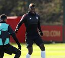Paul Pogba entrenó con normalidad antes de viajar a Sevilla