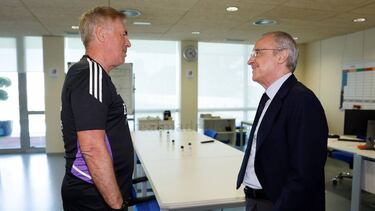 Carlo Ancelotti charlando con Florentino Pérez.