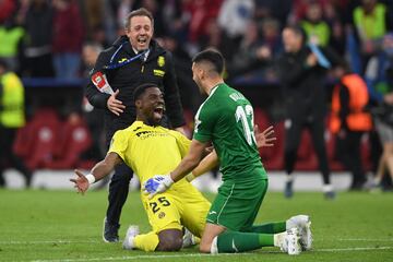 Los jugadores del Villarreal celebran el pase a semifinales de Champions al final del partido.