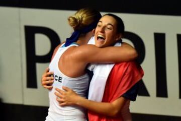 La francesa Carolina Garcia celebra el triunfo en el dobles. 