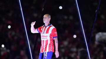 Javier Hernández durante su presentación con Chivas.