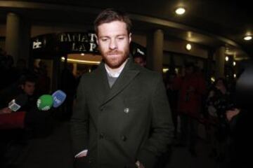 Xabi Alonso, durante su vista al tanatorio de "La Paz", en Tres Cantos, donde se encuentra instalada la capilla ardiente del entrenador y exseleccionador nacional Luis Aragonés, que ha fallecido esta mañana en Madrid a los 75 años de edad