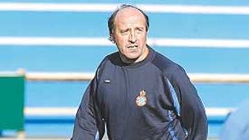 <b>DIVINO CALVO. </b>Miguel Ángel Lotina volvió a sentirse futbolista. El técnico del Espanyol disputó un 'pachanga' con unos amigos, en la localidad bilbaína de Mungia, en la que se enfrentaron los que tienen pelo contra los calvos.