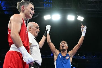 El boxeador español de 19 años pierde el combate de cuartos de final ante Junior Alcántara por 2-3, lo que lo deja sin opciones de medalla. Ha sido un combate muy igualado que se ha acabado decantando para el lado del boxeador dominicano, rápido en sus acciones y muy táctico, ante los ojos de un Rafa Lozano que se marchaba del ring entre lágrimas. 