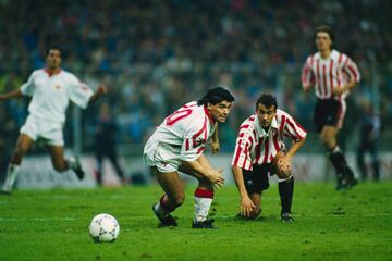 El astro argentino llegó a Sevilla en la temporada 92/93. Tras ello se marchó al Newell's.