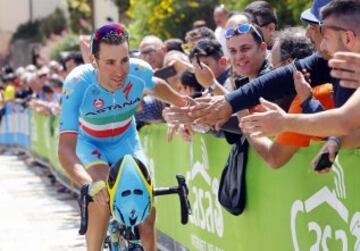 Vincenzo Nibali saluda al público congregado en Catanzaro, salida de la cuarta etapa.