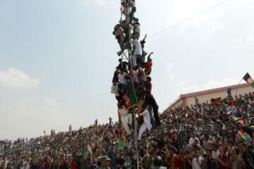 Los afganos celebran en Kabul junto a los jugadores de la selección la Copa de la Federación Sudasiática de Fútbol tras ganar a la India.