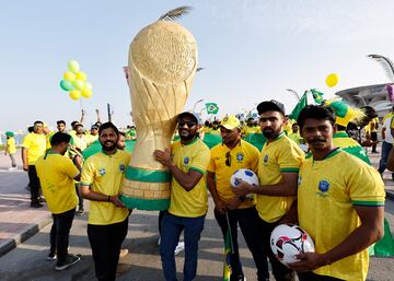 Varios grupos de ciudadanos cataríes han participado en un evento en Doha donde han apoyado a diferentes selecciones del Mundial. En la foto, en apoyo a la selección brasileña. 